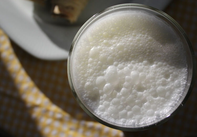 Karnemelk kan helpen om af te vallen doordat het weinig calorieën bevat en relatief veel eiwitten